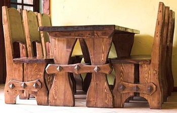 стол и стулья из брашированной древесины 