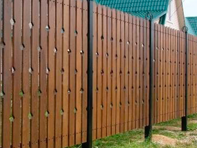 деревянный забор с металлом